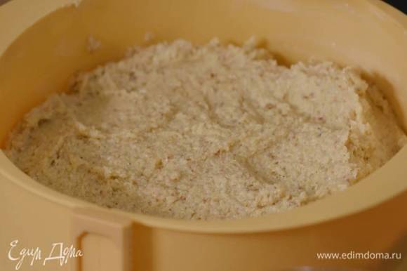 Разъемную форму для выпечки смазать оставшимся сливочным маслом, выложить тесто и разровнять его. Выпекать пирог в течение 30–40 минут в зависимости от мощности духовки.