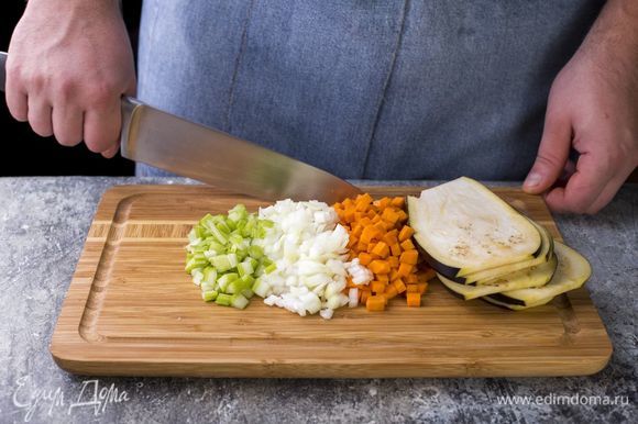 Баклажаны нарежьте слайсами, лук, морковь и сельдерей — мелким кубиком.