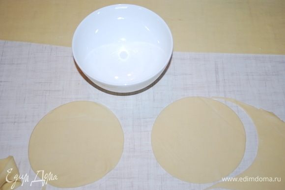 Раскатываем тесто толщиной примерно 4 мм, вырезаем большие круги.