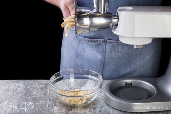 Используя кухонную машину с насадкой для макерони личи, нарежьте тесто нужной формы.