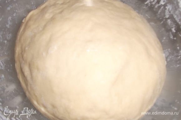Приготовить тесто. В теплой воде растворить сахар и дрожжи, дать подняться. В теплое молоко добавить соль, растопленное масло, яйцо и подошедшие дрожжи. Постепенно добавлять муку, замешивая тесто.
