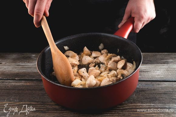 Измельчите лук, грибы и куриное мясо. Обжарьте все до золотистого цвета на растительном масле.