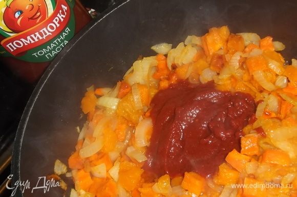 Положить томатную пасту ТМ «Помидорка», сахар и уксус. Жарить в течение 7 минут.