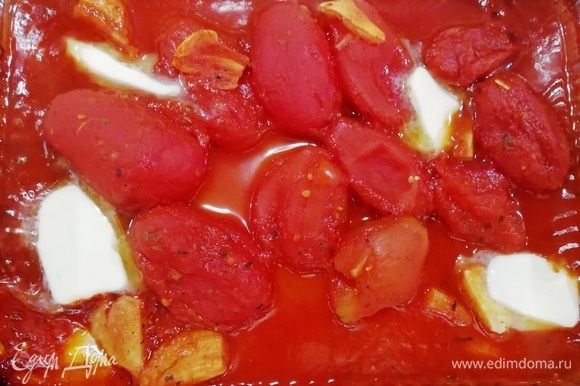 Пока варятся равиоли, закончим приготовление соуса. К запеченным томатам добавляем сливочное масло, перемешиваем.