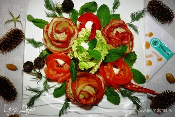 Украшаем тарелку с мантами цветами из помидора и пекинской капусты и подаем с зеленью.