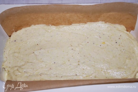 Форму смазываем, кладем сверху пергамент (за счет пергамента легко достанем кекс из формы после пропитки). Выкладываем тесто в форму. Ставим выпекать в духовку примерно на 45–50 минут при 160°C.