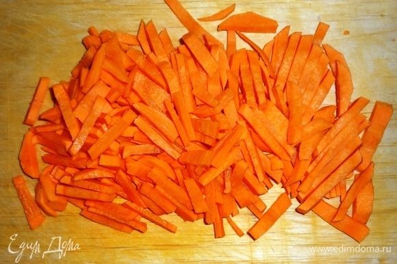 Морковь почистить, помыть, нарезать соломкой.