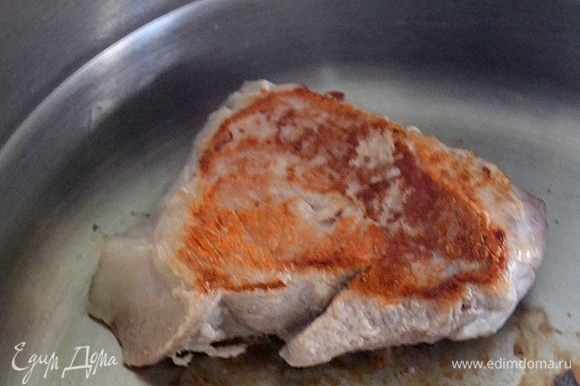 Обжариваем на сухой сковороде мясо до корочки с двух сторон — запекаем сок, запечатываем его внутри. Кладем мясо в кипящую воду и варим.