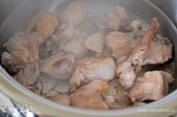 Курицу нарезаем кусочками. Обжариваем на сухой сковороде до румяности.