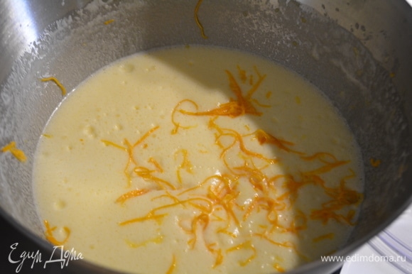 Яйца взбить с сахаром и ванильным сахаром добела. Влить растопленное сливочное масло, добавить цедру и сок. Перемешать.