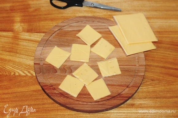 Пластины плавленого сыра разрезать на 4 части.