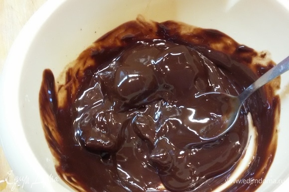 Для глазури растопить шоколад со сливочным маслом. Я это делала в микроволновке.