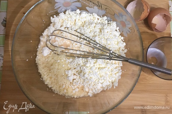 Сыр натрите на крупной терке. Яйца взбейте с щепоткой соли. Смешайте взбитые яйца, половину тертого сыра, муку, сливки и творог.