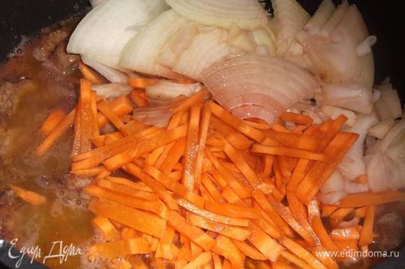 Добавить нарезанные лук и морковь. Залить вином. Добавить соль и перец. Тушить на медленном огне 40 минут под крышкой.