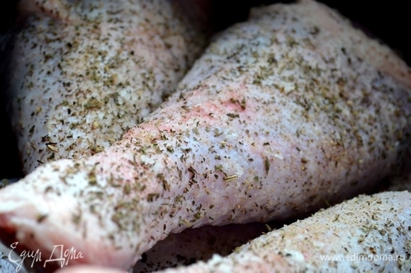 Щедро обсыпать голени мятой, розмарином, поперчить, посолить. Оставить мясо мариноваться на 3–4 часа. Это можно сделать утром и поставить мясо в холодильник. Или подготовить голени с вечера.