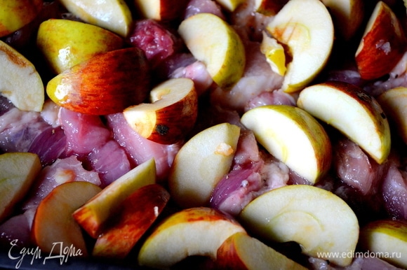 Мясо кладем в смазанную форму. Сверху — яблоки. Отправляем форму в духовку на 40 минут при 180°C.
