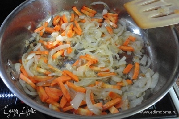 Дольше всего жарится лук — до золотистого цвета. Затем добавляем морковь и тушим минуты 2.