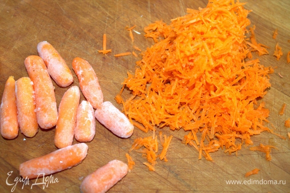 Морковь натереть. Или взять для быстроты замороженную морковь бейби, которую нужно нарезать.