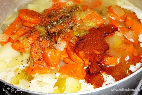 Обжаренные лук и морковь добавить к картофелю. По вкусу посолить, поперчить, всыпать паприку, перемешать.