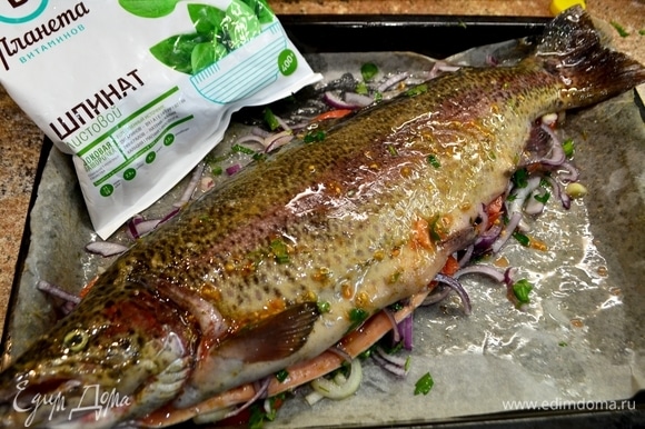 Ставим рыбу в духовку при 200°C запекатьсядо готовности.