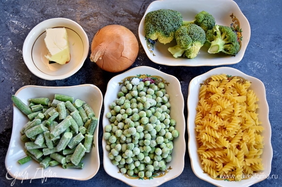 Подготовить необходимые продукты: макароны, мороженые овощи, сливочное и растительное масла, лук, чесчнок, сливки, соль, перец.