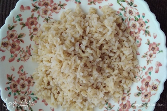 Рис отварить заранее. Я брала бурый рис. Хорошо будет сочетаться со смесью риса.