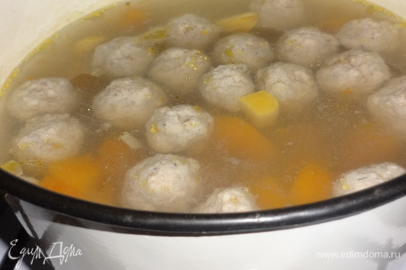 Фрикадельки опустить в суп и варить до готовности.