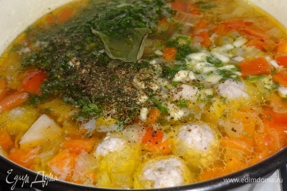 Добавить в суп нарезанные перец, укроп и чеснок. По вкусу еще посолить и поперчить, положить лавровый лист. Варить 5–7 минут и выключить огонь. Дать супу настояться 15–20 минут.
