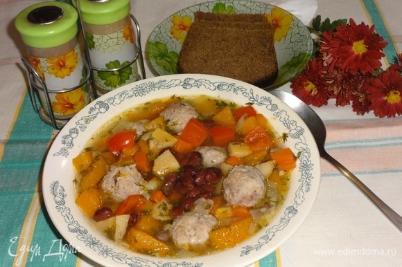 Наш ароматный сытный суп готов! Горячий суп разлить по тарелкам и приглашать всех к столу. Приятного аппетита!
