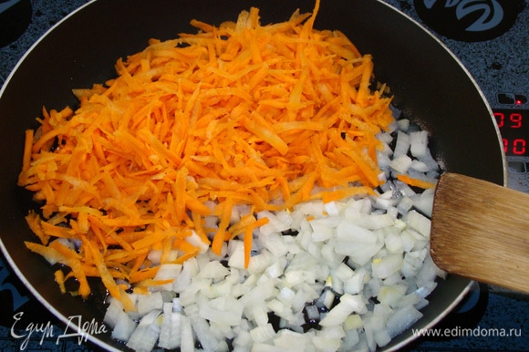 Морковь натереть на терке и обжарить на растительном масле с мелко нашинкованным репчатым луком до мягкости.