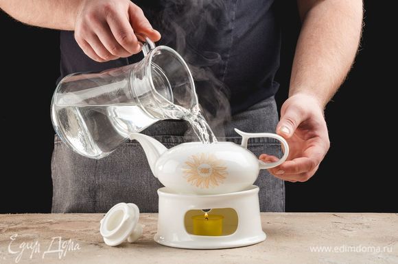 Залейте чайный напиток водой и слейте воду. Это позволит раскрыться вкусу и аромату напитка.