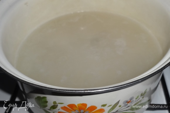 Положить рис в кипящую подсоленную воду и варить 3–4 минуты.