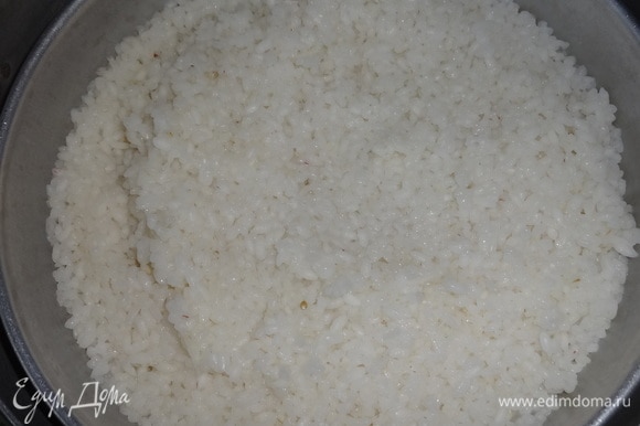 Откинуть рис на дуршлаг и дать воде стечь. Выложить рис в миску, добавить сливочное масло, перец, еще немного посолить и перемешать.