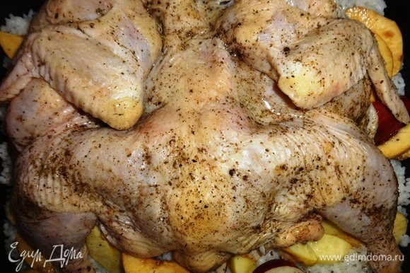 На фрукты выложить курицу, распластав ее. Поставить форму с блюдом в духовку, разогретую до 180°C, на 40–45 минут.