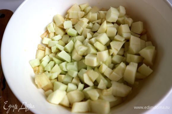 Яблоки (антоновку) нарезать на четвертинки, удалить семенную часть, очистить, нарезать небольшими кубиками. Сбрызнуть частью смеси 2 соков.