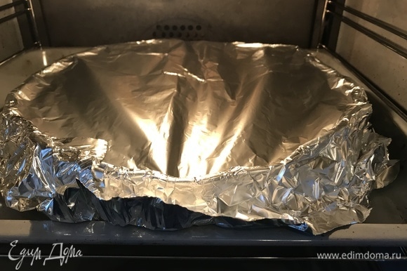 Заливаем картофель соусом. Накрываем фольгой и отправляем в духовку запекаться на 30 минут при температуре 180°C.