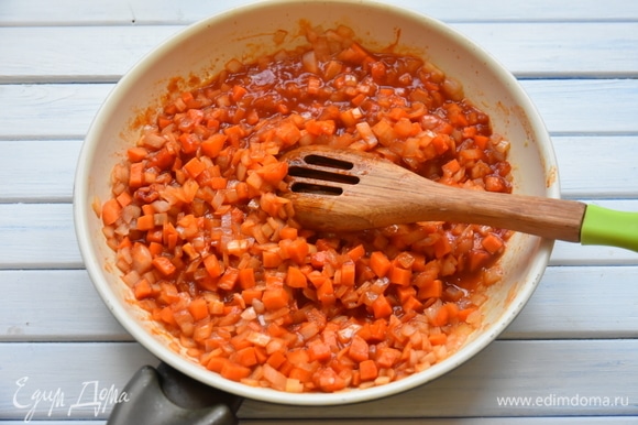 Лук и морковь нарезать кубиком и пассеровать на растительном масле. Добавить томатную пасту и немного воды. Потомить овощи минут 5 на среднем огне.
