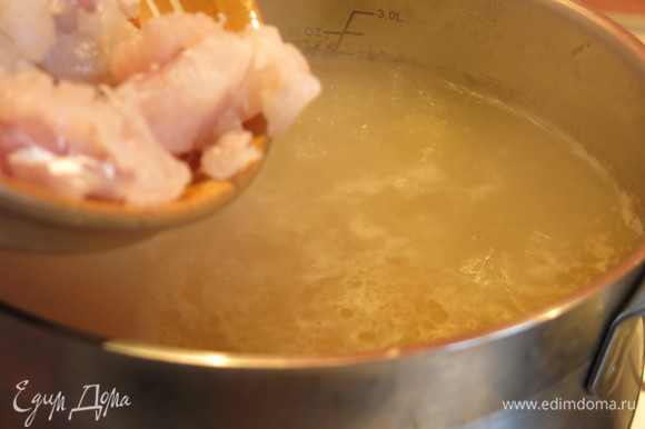 Когда сварился картофель, бросаем в суп нарезанный судак. Варим 10 минут.