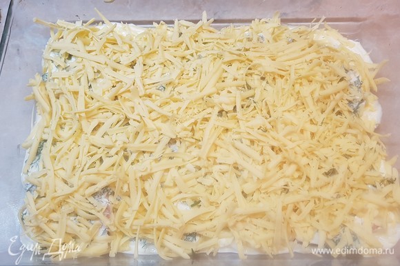 Сыр натереть на крупной терке. Посыпать сверху. Запекать 20 минут.