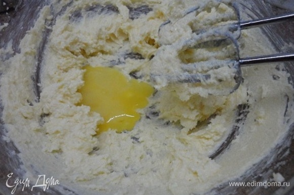 Мягкое сливочное масло взбивать с сахаром и ванильным сахаром 5 минут. Продолжая взбивать, добавить по одному желтки 4 яиц, отделив их от белков.