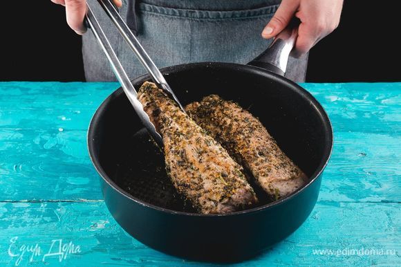 Разогрейте сковороду с оливковым маслом. Обжарьте мясо на сильном огне со всех сторон до золотистой корочки.