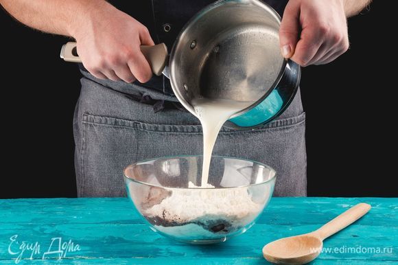 Влейте молоко с сахаром и тщательно перемешайте. Получившееся тесто должно быть гуще сметаны.
