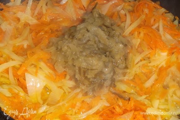 Обжарить лук с морковью, добавить натертые на крупной терке соленые огурцы. Обжаривать в течение 7 минут.