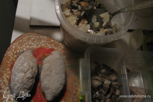 Начинка первая несладкая: варим рис, обжариваем грибы с луком и смешиваем начинку.
