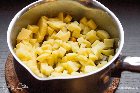 Картофель очистить и нарезать небольшим кубиком, добавить в сотейник.