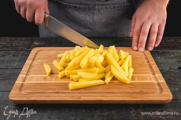 Картофель очистите и нарежьте небольшими брусочками.