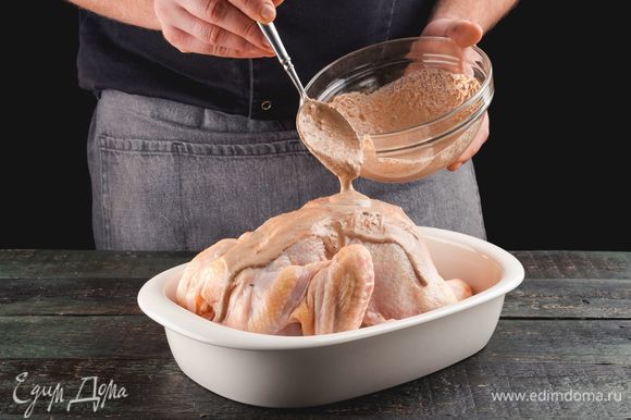 Курицу положите в форму, полейте сливочной смесью.
