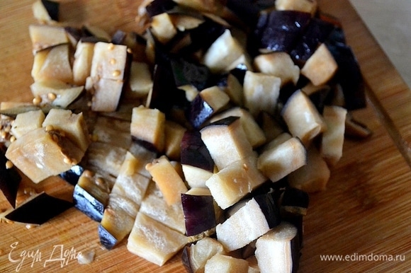 Кубиками нарезаем баклажаны, обжариваем их на малом количестве растительного масла до полуготовности.