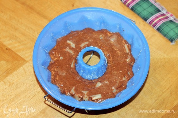 Выкладываем тесто в смазанную форму, разравниваем. Выпекаем кекс при температуре 175–180°C 25–30 минут. Ориентируйтесь по своей духовке. Готовность кекса проверяем деревянной шпажкой.
