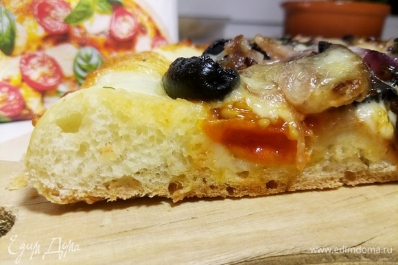 Благодаря муке для итальянской пиццы MAKFA тесто, как видно на срезе, получилось просто великолепным! Съедается все до последней крошки! Buon appetito!